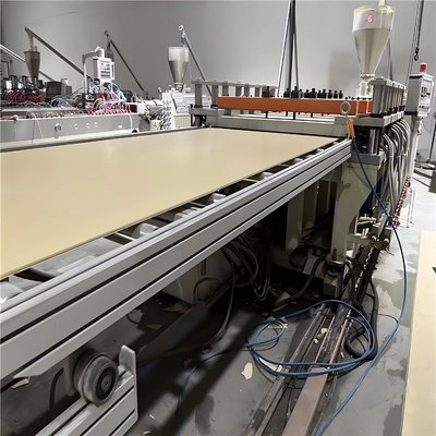 شراء Shenzhen HYPET 1220mm Width Plastic PVC Foam Board Extrusion Production Line PVC WPC Foam Board Panel Making Machine online manufacture