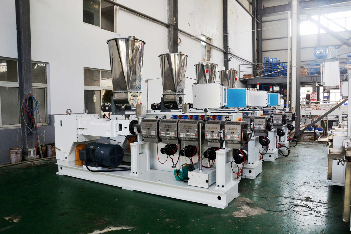 ZS65/132 مخروط مزدوج المسمار extruder آلة لخط إنتاج WPC الملفات الشخصية الخارجية