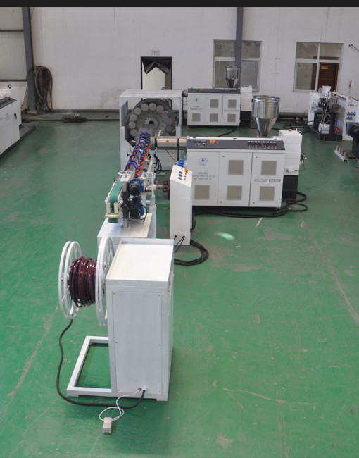 أنبوب PVC مرن ناعم أنبوب الحديقة شفافة 10-38mm خط إنتاج صناعة آلة الضغط مع SJ75/30 طحن