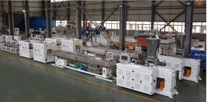 خط إنتاج أنابيب PVC 1-6 بوصة مع HYZS65/132 مخروط مزدوج المسمار محرك 45kw ومخرج 420kg/h
