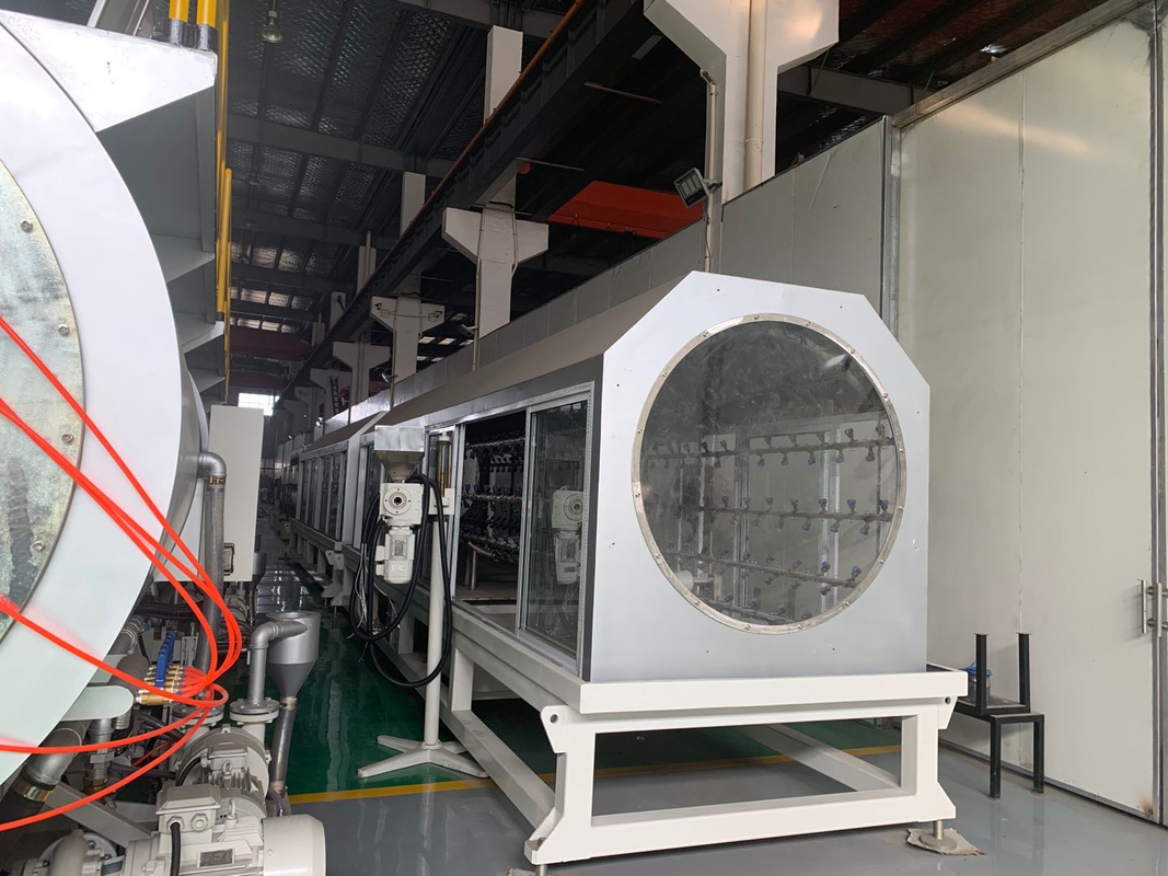 400mm -1000mm أنابيب HDPE PE البلاستيكية تصنيع آلات خط الإنتاج مع محرك SJ150/38 الكبير واحد خرطوم الصدر 400kW و 1400kg / h