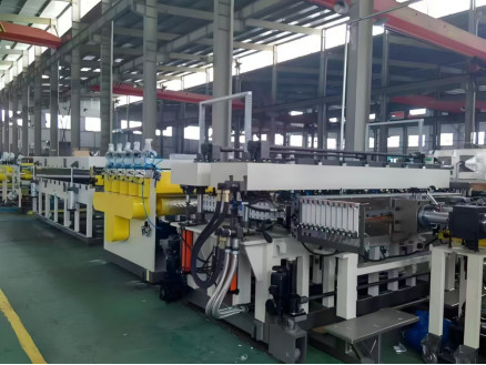 1400 / 1800mm PP هول شبكة لوح آلة صناعة البلاستيك PP خط طحن لوح هول